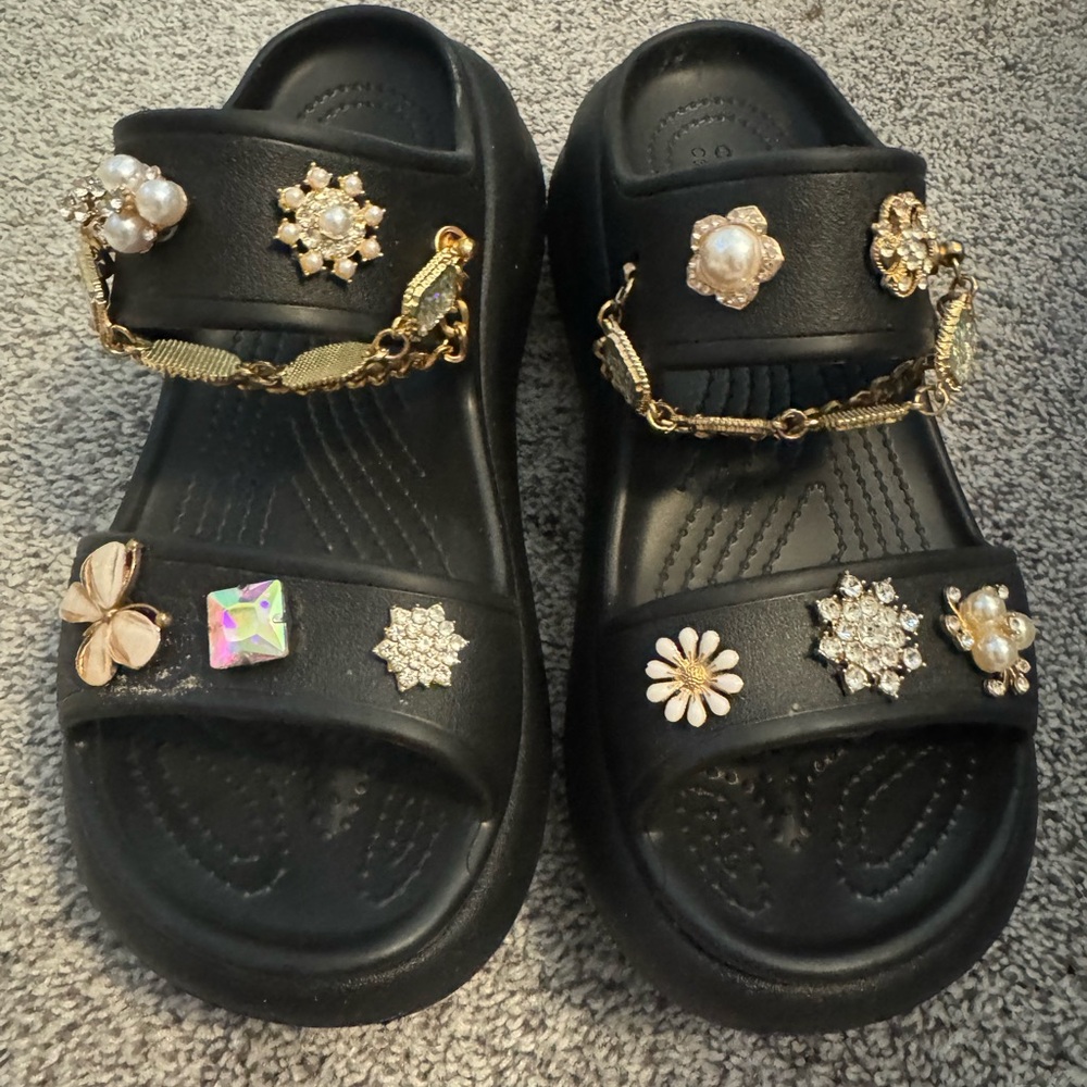 CROCS Crush Black Sandals with Jibbitz Women’s Size 7